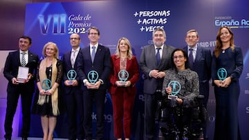 MADRID, 28/11/2024.- El presidente del Consejo Superior de Deportes José Manuel Rodríguez Uribes (4d) posa con los galardonados durante la entrega de premios de la Fundación España Activa, este jueves en el Hotel Intercontinental, en Madrid. EFE/Mariscal