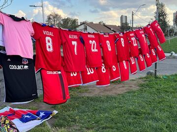 Este es el ambiente dentro y fuera del estadio Monumental de Santiago previo la juego Chile - Colombia por las Eliminatorias rumbo al Mundial.