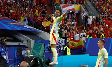 0-1. Ferran Torres celebra el primer gol que marca en el minuto 12 de partido.