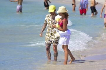 El futbolista del Liverpool ha aprovechado las vacaciones de verano para hacer una escapada junto a su familia en Ibiza.