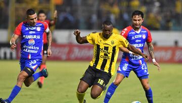 Real Espana's forward #18 Darixon Vuelto and Xelaju's forward #23 Raul Calderon fight for the ball during the first leg of the CONCACAF Central American Cup semifinal football match between Honduras's Real Espana and Guatemala's Xelaju at Francisco Morazan Stadium in San Pedro Sula, Honduras, on October 22, 2025. (Photo by Orlando SIERRA / AFP)