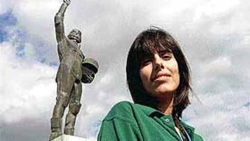 <b>SIEMPRE EN EL RECUERDO.</b> María, frente al monumento de su padre.