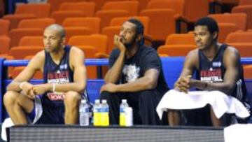 Boris Diaw, en el centro y vestido de calle, flanqueado por Nicolas Batum y Mickael Gelabale durante un entrenamiento de la selecci&oacute;n francesa.