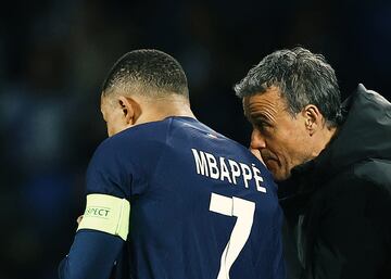 Consejos en pleno partido del t¨¦cnico espa?ol Luis Enrique a su estrella francesa.