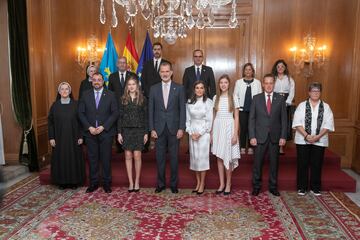 La Princesa de Asturias, Leonor de Borbón; El Rey Felipe VI; la Reina Letizia; y la infanta Doña Sofía, posan en la audiencia con los galardonados con las Medallas de Asturias 2022.