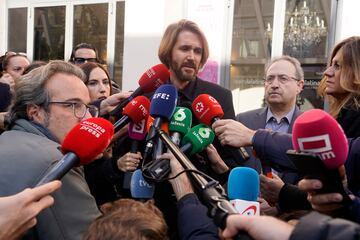 Manuel Velasco en la capilla ardiente de su madre, Concha Velasco en el Teatro de La Latina .