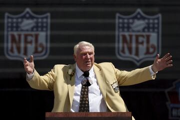 John Madden, uno de los grandes iconos de la NFL, falleció a finales de 2021. De 85 años de edad, Madden fue primero jugador, luego entrenador para pasar a ser comentarista de los partidos de fútbol americano durante tres largas décadas. Su gran legado lo