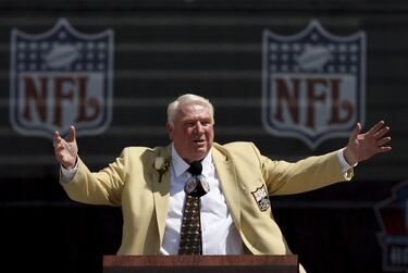 John Madden, uno de los grandes iconos de la NFL, falleció a finales de 2021. De 85 años de edad, Madden fue primero jugador, luego entrenador para pasar a ser comentarista de los partidos de fútbol americano durante tres largas décadas. Su gran legado lo