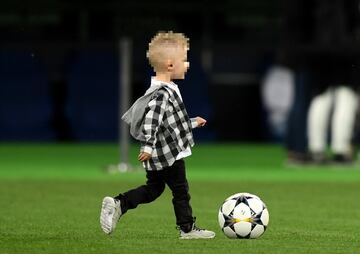 Los niños irrumpen en el entreno del Madrid en Kiev