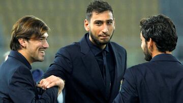 Donnarumma, en el centro, no quiere salir por ahora del Milan.