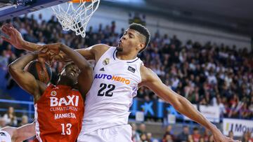 Edy Tavares, pívot del Real Madrid, frena la entrada de Musa Sagnia, del Baxi Manresa, la temporada pasada en el Nou Congost.