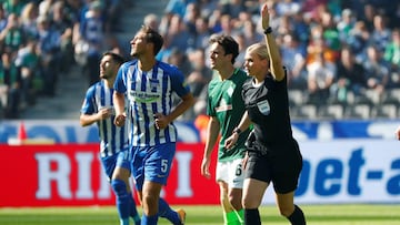 Éxito y elogios para Steinhaus, la primera árbitra en la Bundesliga