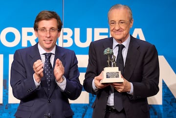 El alcalde José Luis Martínez-Almeida y el presidente del equipo, Florentino Pérez durante la recepción en el Ayuntamiento de Madrid. 