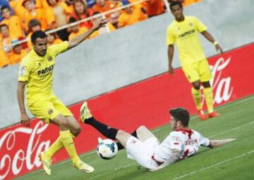 El defensa del Sevilla FC, Alberto Moreno y el defensa del Villarreal Mario Gaspar Pérez, durante el partido correspondiente a la trigésimo sexta jornada de Liga.