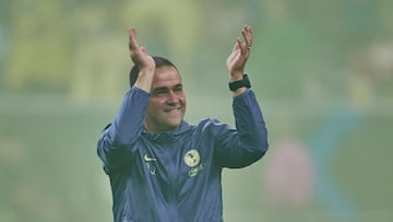 Andre Soares Jardine head coach of America during the match between America and Guadalajara as part of friendly match -El Clasico de Mexico-, at NRG Stadium on October 13, 2024 in Houston, Texas, United States.