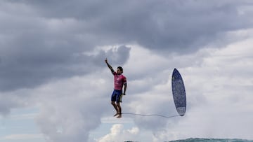 Gabriel Medina sale volando de un espectacular tubo en la prueba de surf de los Juegos Olímpicos de París 2024, celebrados en Tahití (Polinesia francesa), en agosto.