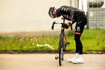 Antes de las 12:00 de la ma?ana, y tras un viaje de casi dos horas, Juan se cita con AS para salir a entrenar en un punto cercano a Llagostera. Revisa que todo est a punto en su Colnago (marca de bicicletas) y pone la luz trasera para ser mejor visto por el resto de coches en la carretera.