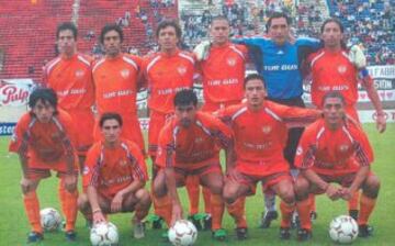 Junto a Vergara, Luis Fuentes también hizo dupla con Darío Verón (tercero de derecha a izquierda, fila superior). Con el argentino en la última línea, Cobreloa logró el Apertura del 2003. Solo un semestre duró el binomio, tras la partida del trasandino al fútbol méxicano