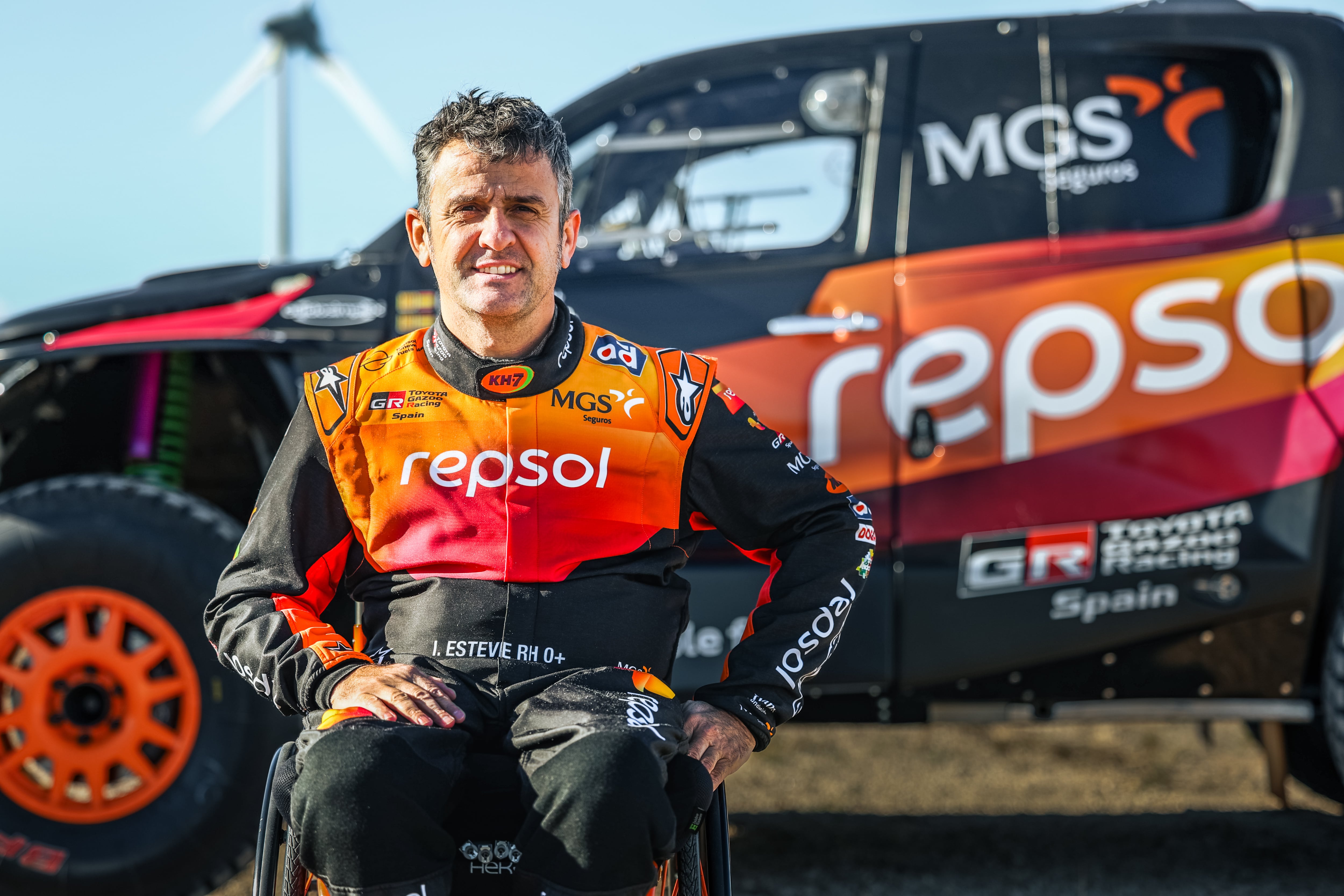 Isidre Esteve con el Hilux del Repsol Toyota Rally Team con el que competirá en el Dakar.