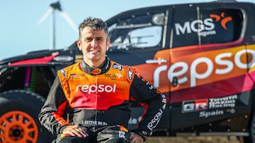 Isidre Esteve con el Hilux del Repsol Toyota Rally Team con el que competirá en el Dakar.