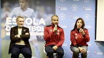 Presentaciónn de la fundación escuela Alcántara en el colegio Ramon y Cajal de Vigo. En la foto el Presidente Mouriño, Rafa Alcantara y su madre Valeria durante el acto.