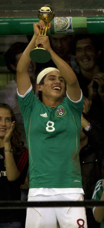 Mejor conocido como ‘La Momia’, Gómez fue el jugador estandarte de aquella selección que logró el título mundial en el Estadio Azteca. Su épica participación contra Alemania en semifinales, en la que consiguió par de goles, el segundo con la cabeza vendada y de chilena, le hicieron ganarse el título a mejor jugador del torneo. Actualmente milita en los Loros de Colima de la Liga Premier (Tercera División) de México.