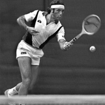 Fue el primer sudamericano en ganar un Grand Slam y en total conquistó cuatro. Llegó a estar dos del mundo en 1977 y tiene la marca de títulos en arcilla con 49.