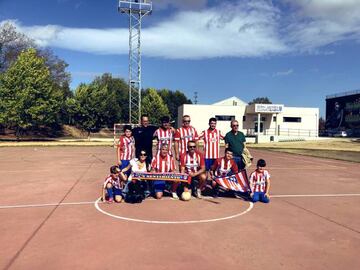 Parte de la junta directiva de la peña atlética Un sentimiento de La Bañeza.