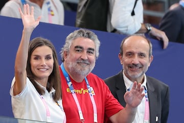 La Reina con el presidente del CSD, José Manuel Rodríguez Uribes, viendo el partido de waterpolo femenino entre la selección de España y la de Grecia en la ronda preliminar de los Juegos Olímpicos. 