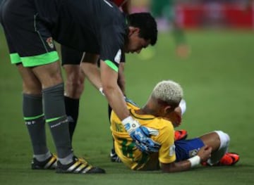 Neymar acabó con una brecha ante Bolivia. El jugador brasileño recibió un codazo de Duk que le dejó con la cara ensangrentada.