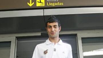 El ex jugador del Real Madrid y actual director deportivo de la Real Federación Española de Fútbol, Fernando Hierro, ha felicitado hoy al jugador de la selección española, Raúl Albiol, "uno de los nuestros", tras fichar por su nuevo club.