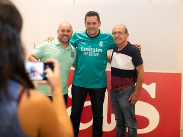 Aficionados del Barcelona y el Real Madrid han podido vivir el Clásico desde la redacción del Diario AS junto con Tomás Roncero.