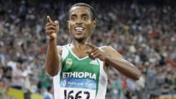 <b>IMBATIBLE. </b>Bekele entra en la meta y gana el oro en 5.000 metros.