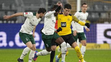Giovanni Reyna sufri&oacute; una lesi&oacute;n en la pierna derecha en el duelo entre el Borussia Dortmund y el Borussia Monchengladbach