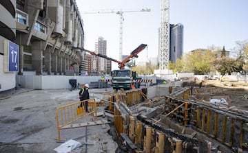 El conjunto blanco sigue dando forma a la remodelación del Santiago Bernabéu. El Estado de Alarma decretado por el Gobierno no ha paralizado las obras.