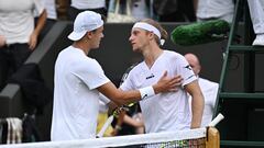Holger Rune y Alejandro Davidovich hablan después de su partido en Wimbledon.