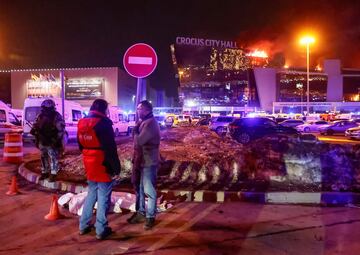 Un fallecido en los aledaños del Crocus City Hall, a las afueras de Moscú, tras el atentado perpetrado por un grupo de personas vestidas camuflaje y armas de asalto.