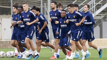 James Igbekeme se ejercita junto al resto de sus compa&ntilde;eros esta ma&ntilde;ana en la Ciudad Deportiva.