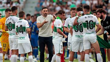 Eder Sarabia charla con sus jugadores durante un partido.
