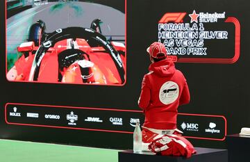 Charles Leclerc observa la grabación de la vuelta en la que consiguió la pole position.