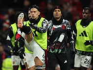 Soccer Football - Premier League - Manchester United v Wolverhampton Wanderers - Old Trafford, Manchester, Britain - December 30, 2025 Manchester United's Lisandro Martinez during the warm up before the match REUTERS/Phil Noble EDITORIAL USE ONLY. NO USE WITH UNAUTHORIZED AUDIO, VIDEO, DATA, FIXTURE LISTS, CLUB/LEAGUE LOGOS OR 'LIVE' SERVICES. ONLINE IN-MATCH USE LIMITED TO 120 IMAGES, NO VIDEO EMULATION. NO USE IN BETTING, GAMES OR SINGLE CLUB/LEAGUE/PLAYER PUBLICATIONS. PLEASE CONTACT YOUR ACCOUNT REPRESENTATIVE FOR FURTHER DETAILS..