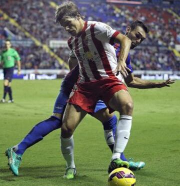 El centrocampista argentino del Almeria Sebastián Dubarbier, disputa un balón con el delantero del Levante UD David Barral.