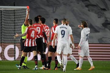 El árbitro Gil Manzano enseñó la cartulina roja a Raúl García. El jugador recibió la segunda tarjeta amarilla tras una entrada a Toni Kroos.