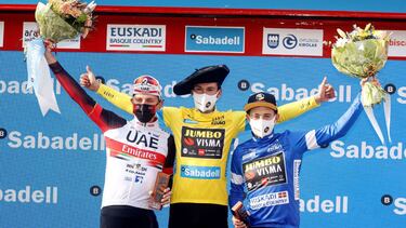 GRAFCAV4386. EIBAR (GIPUZKOA), 10/04/2021.- El ciclista esloveno de equipo Jumbo, Primoz Roglic (c) se ha proclamado vencedor de la Vuelta al País Vasco-Itzulia entre Ondarroa y el alto de Arrate (Eibar). En la general, Roglic, maillot amarillo def