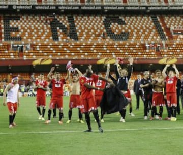 Los jugadores del Sevilla celebran el pase a la final.