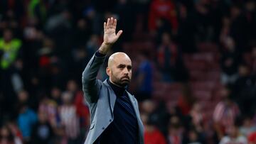 Claudio Giráldez saluda a su afición al término del partido contra el Atlético en el Metropolitano.