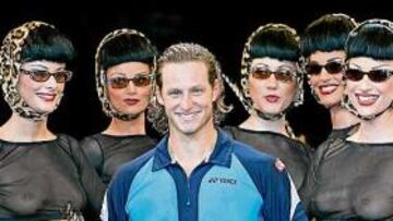 <b>OH LA LA! </b>Nalbandián, bien rodeado para recibir el trofeo.