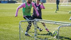 Óscar Rodríguez golpea el balón ante Franco Cervi durante un entrenamiento del Celta.