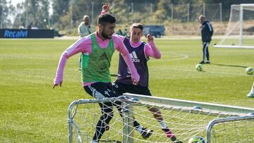 Óscar Rodríguez golpea el balón ante Franco Cervi durante un entrenamiento del Celta.