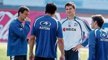 <b>CAUTELA. </b>Coleman charla con sus jugadores para hacerles entender que aún no se ha hecho nada.